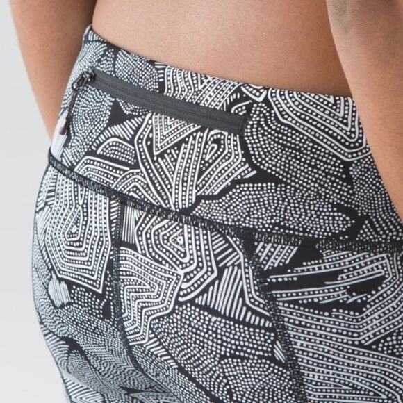 Lululemon Pace Rival Crop Dottie Tribe White Black SZ 4 - Picture 2 of 11